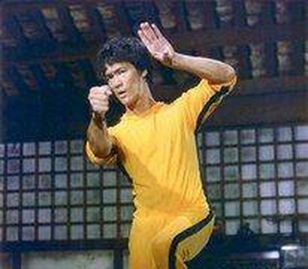李小龍拜師于葉問，發(fā)現(xiàn)李小龍生理“缺陷”，斷言李小龍“短命”