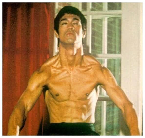 李小龙看起来很瘦小，为什么能爆发出很大的力量？专家给出答案