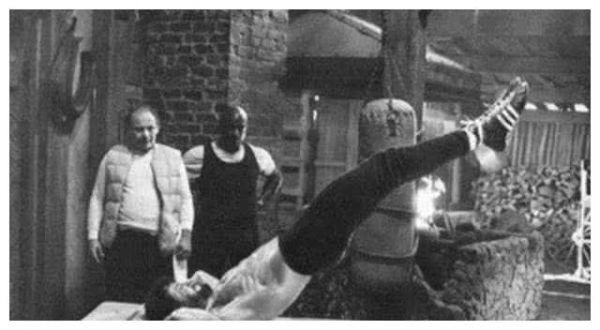 李小龙看起来很瘦小，为什么能爆发出很大的力量？专家给出答案