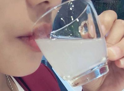 暴飲暴食后，要少吃鹽，多喝水，減輕身體的代謝負(fù)擔(dān)，減輕血管的壓力