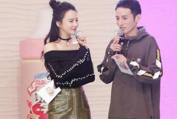 李维嘉采访.GIF