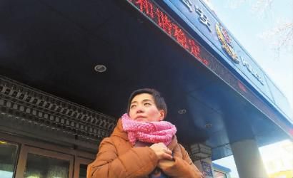身份證辦不下來，殷女士很著急 新文化記者 王強 攝