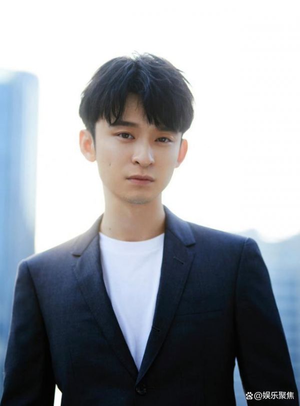 偶遇董子健带女儿逛商场 憔悴形象引热议