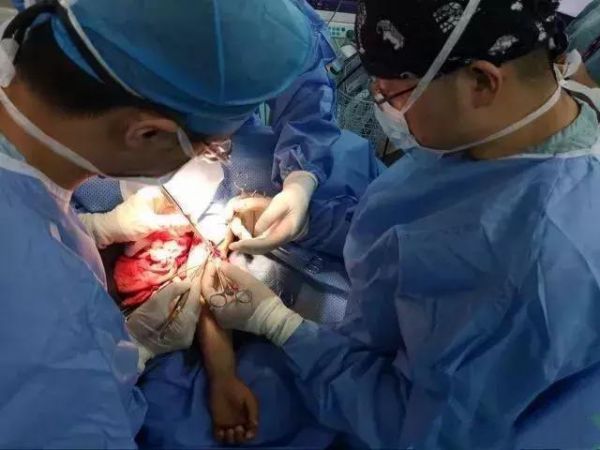 5岁女儿突然暴瘦，拍片时医生让孩子摘下项链，妈妈：她没戴项链