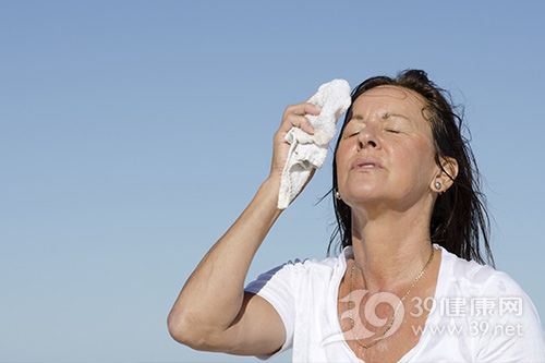 中老年人-夏天-炎热