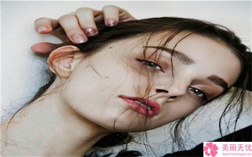 眼睛凹陷脂肪填充對健康有影響嗎