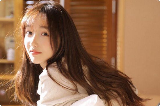 现在改流行暴瘦了？颖儿惊现排骨胸周秀娜美胸缩水