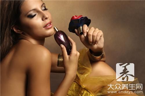 香水可以喷在腋下吗