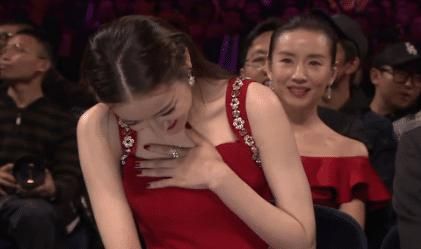 迪丽热巴“走哪捂哪”是故作姿态？生活照曝光后大家明白了