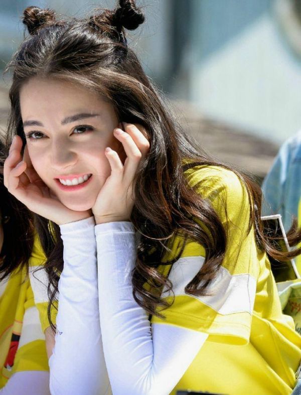 迪丽热巴“走哪捂哪”是故作姿态？生活照曝光后大家明白了