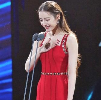 迪丽热巴“走哪捂哪”是故作姿态？生活照曝光后大家明白了