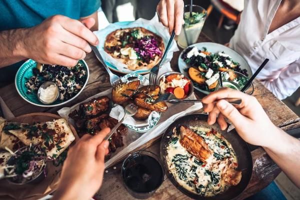 一次吃撐，這些危害可能接踵而至！暴食后的“補(bǔ)救方”，減少“大吃后遺癥”