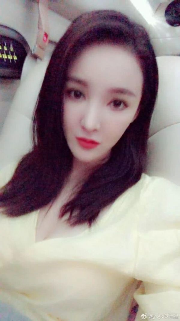 劉雨欣自殺未遂因抑郁癥暴瘦28斤,曬美照瘦脫相卻自嘲已有馬甲線
