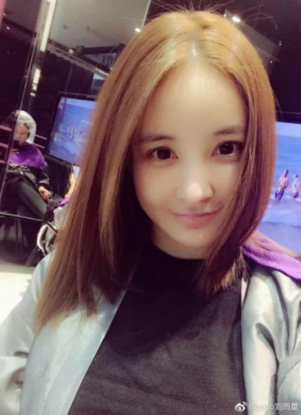 劉雨欣自殺未遂因抑郁癥暴瘦28斤,曬美照瘦脫相卻自嘲已有馬甲線