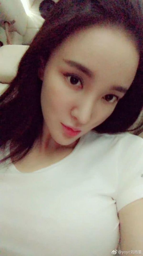 劉雨欣自殺未遂因抑郁癥暴瘦28斤,曬美照瘦脫相卻自嘲已有馬甲線