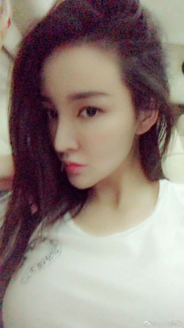 劉雨欣自殺未遂因抑郁癥暴瘦28斤,曬美照瘦脫相卻自嘲已有馬甲線
