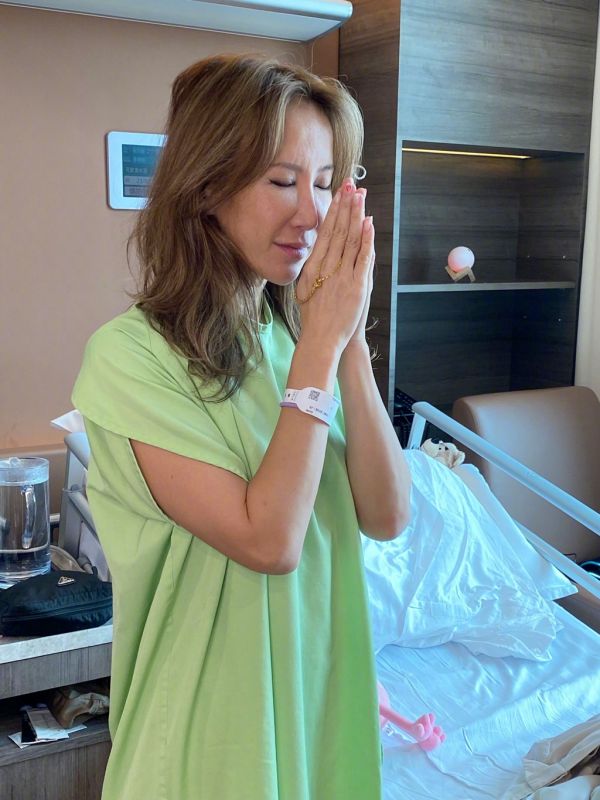 李玟晒在病房内素顏憔悴照片。（图／翻摄自CoCo李玟微博）
