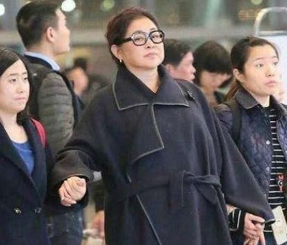 60歲倪萍怎么又瘦了？近照臉部贅肉全無(wú)，比45歲董卿還顯嫩
