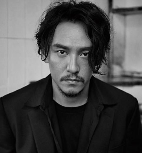 43歲張震暴瘦20斤，面容蒼白兩頰近乎凹進(jìn)去，姿態(tài)竟似老太太？