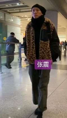 43歲張震暴瘦20斤，面容蒼白兩頰近乎凹進(jìn)去，姿態(tài)竟似老太太？