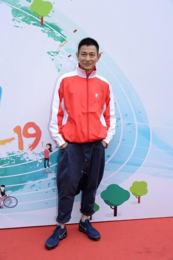 58岁刘德华暴瘦因患癌？本尊现身辟谣：我真的挺健康的