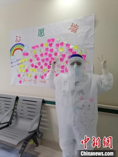 圖為梁雪梅援鄂時期工作照?！∈茉L者提供 攝