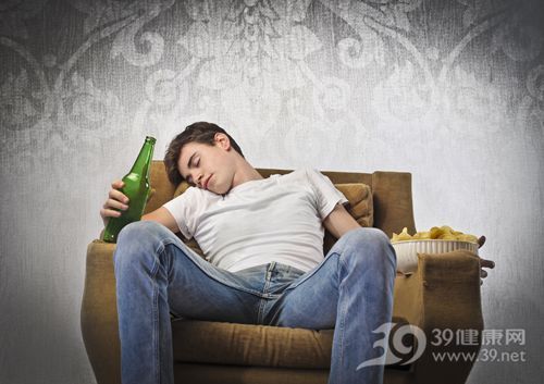 青年 男 酒精 啤酒 喝酒 睡覺 醉酒 沙發(fā) 薯片_13639633_xxl