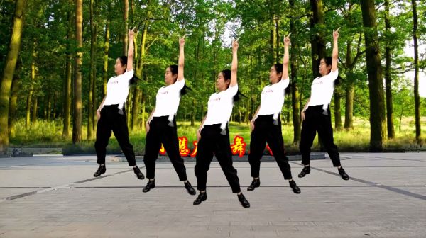 小慧廣場(chǎng)舞《誰(shuí)》網(wǎng)紅火火的外擺胯32步，一個(gè)字酷附教學(xué)