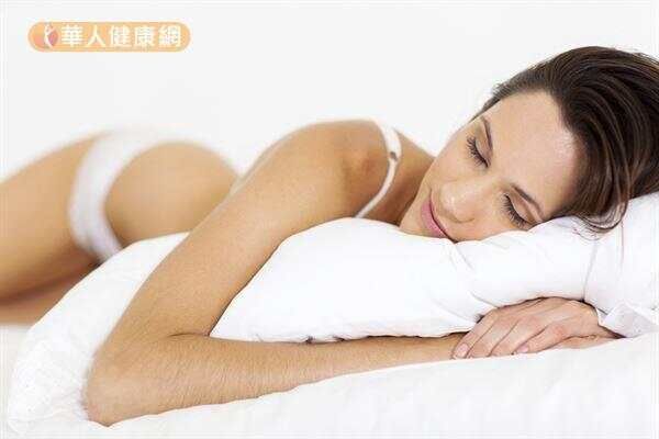 睡眠充足可以幫助脂肪燃燒、促進新陳代謝，睡得太少則容易發胖。