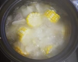 雪梨玉米瘦肉清湯(秋天去燥潤(rùn)肺的一碗湯)的做法 步驟1