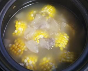 雪梨玉米瘦肉清湯(秋天去燥潤(rùn)肺的一碗湯)的做法 步驟2