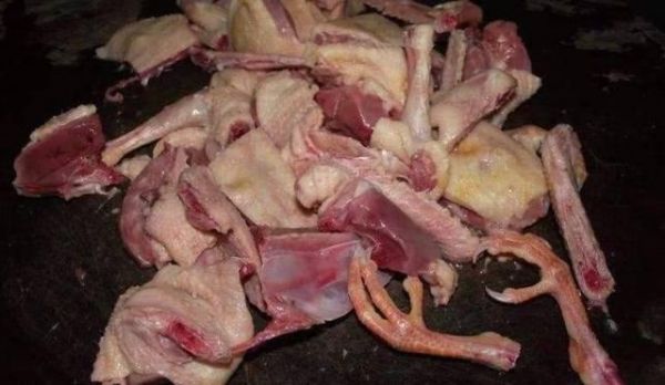 燉的鴿子湯腥味重怎么辦？只需做好“這一步”，去腥解膩入味快