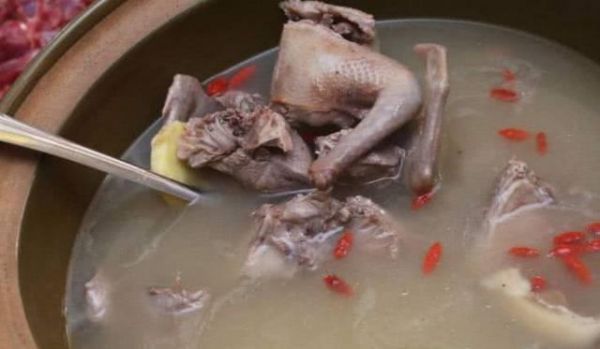 燉的鴿子湯腥味重怎么辦？只需做好“這一步”，去腥解膩入味快