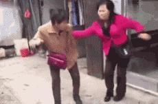 網(wǎng)友們看熱鬧不嫌事兒大，紛紛開始站隊(duì)拱火～