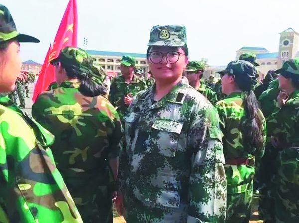減肥前的小馮，攝于高二軍訓(xùn)時(shí)。 受訪者供圖