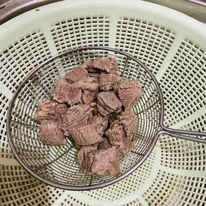 吃完竟然瘦1公斤的西紅柿土豆燉牛腩的做法 步驟1