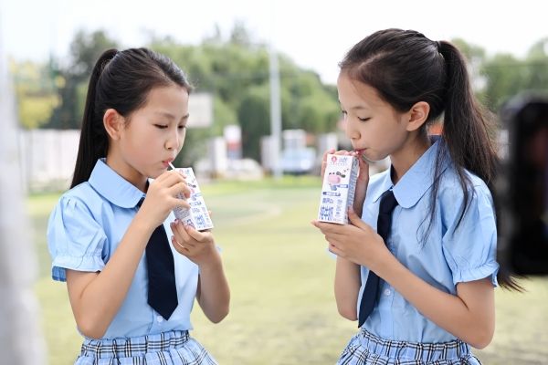 “小學生飲奶與健康評估”出爐，蒙牛學生奶獻禮開學季