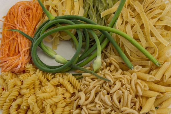 意面和米饭哪个热量高 意大利面算是减脂餐吗 意面的热量高还是米饭的热量高