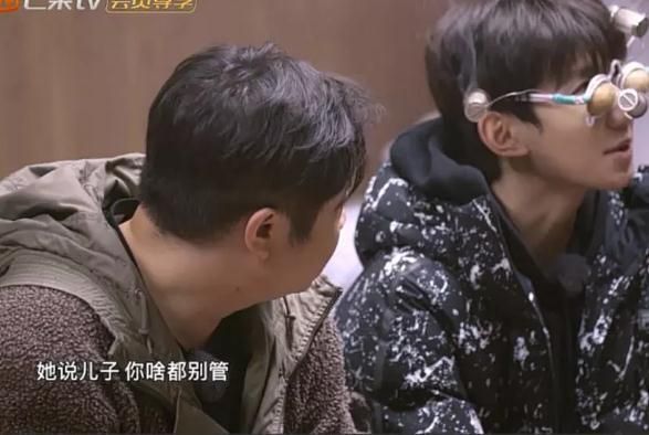 王源内心压力太大，每晚靠手机才能睡着，妈妈曾劝他退出娱乐圈！