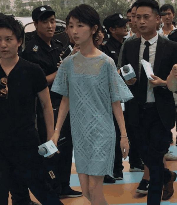 25歲周冬雨近照瘦成紙片人, 網(wǎng)友調(diào)侃: 都25了還沒發(fā)育好嗎