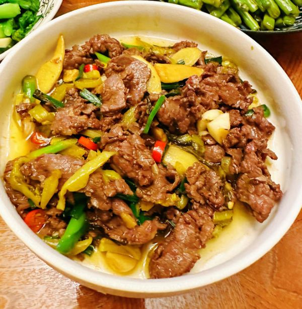 酸菜炒牛肉的做法
