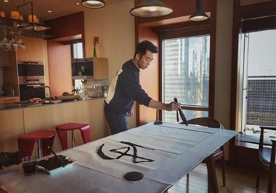 《奔跑吧兄弟》鄭凱家輕奢裝修，連墻壁都是用大理石“貼”的