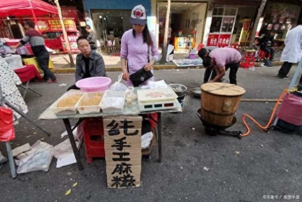 00后情侶擺攤賣麻糍爆火