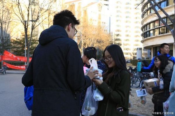 00后情侶擺攤賣麻糍爆火 日入六千成熱議