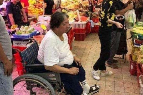 68歲洪金寶暴瘦只剩皮包骨頭，疑似身體惡化？