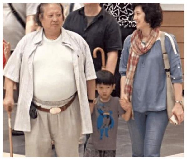 洪金寶怎么了？頭發(fā)花白瘦到脫相，小2歲譚詠麟?yún)s精神氣十足