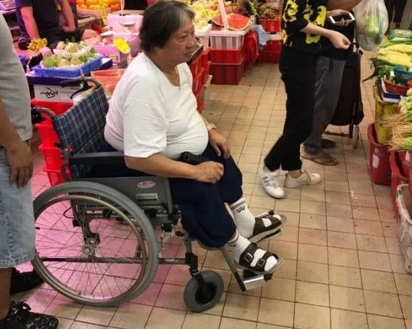 洪金寶身體狀態(tài)堪憂(yōu)：暴瘦之后坐輪椅現(xiàn)身，行動(dòng)能力受到限制