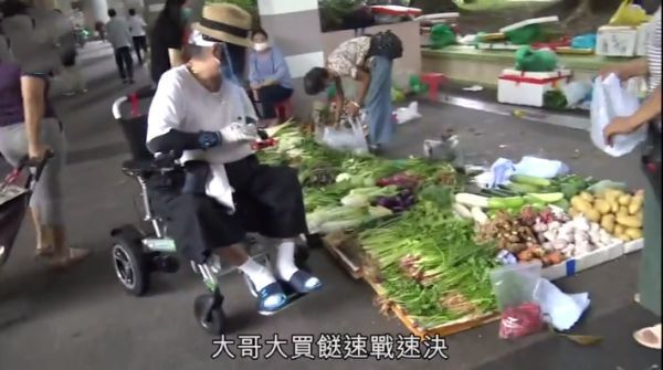 洪金寶身體狀態(tài)堪憂(yōu)：暴瘦之后坐輪椅現(xiàn)身，行動(dòng)能力受到限制