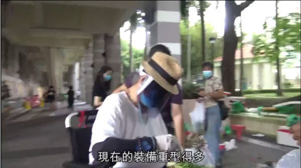 洪金寶身體狀態(tài)堪憂(yōu)：暴瘦之后坐輪椅現(xiàn)身，行動(dòng)能力受到限制