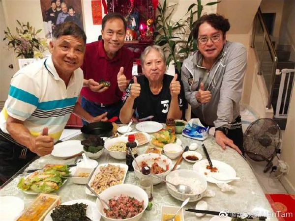 洪金寶暴瘦模樣驚呆網(wǎng)。(圖／翻攝自譚詠麟微博)